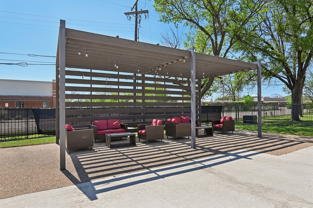 Poolside Pergola at Abbey Glenn Apartments, Waco, Texas