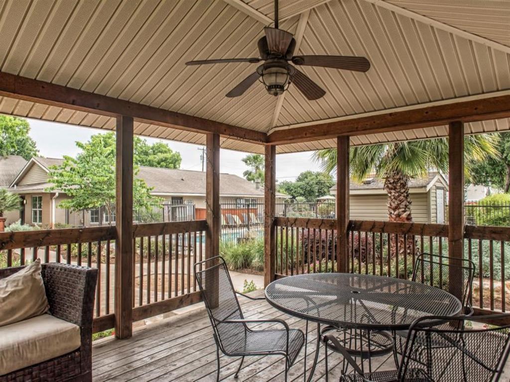 Shaded Outdoor Courtyard Area at Abbey Glenn Apartments, Waco