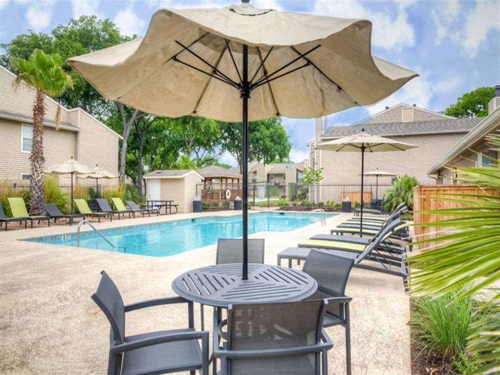 Poolside Dining Tables at Abbey Glenn Apartments, Waco, 76706