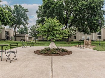 Outdoor Sitting Area Outdoor Sitting Area at Abbey Glenn Apartments, Waco, TX - Photo Gallery 5