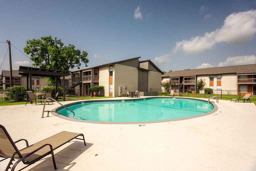 Swimming Pool With Relaxing Sundecks at Summerstone Apartments, Victoria, Texas