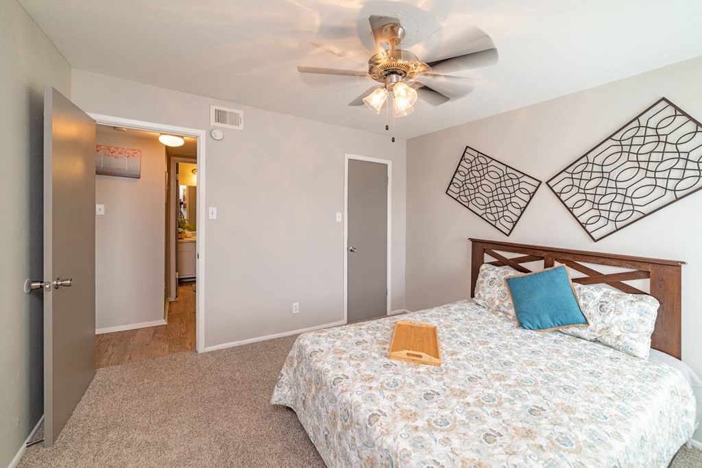 Large Bedroom With Ceiling Fan at Summerstone Apartments, Texas, 77901