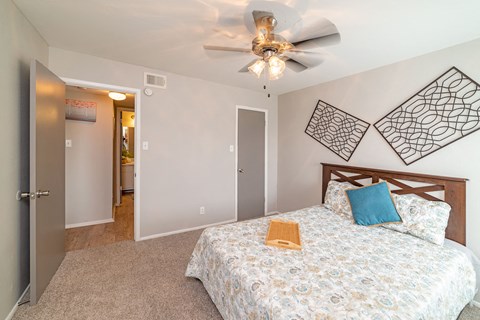 Large Bedroom With Ceiling Fan at Summerstone Apartments, Texas, 77901