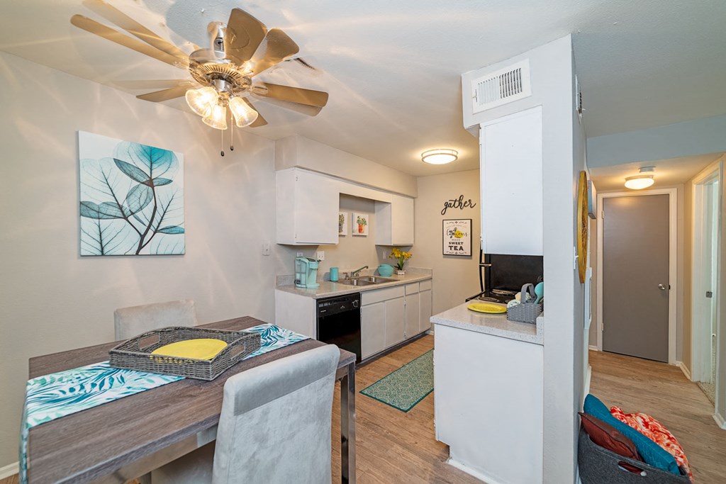 Dinning Area With Ceiling Fan at Summerstone Apartments, Victoria, Texas