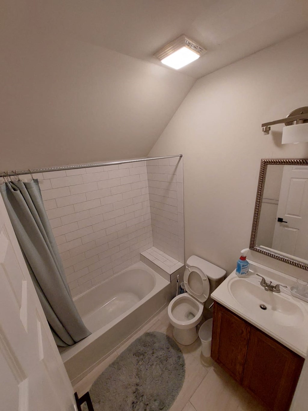 A bathroom with a toilet, sink, and bathtub.
