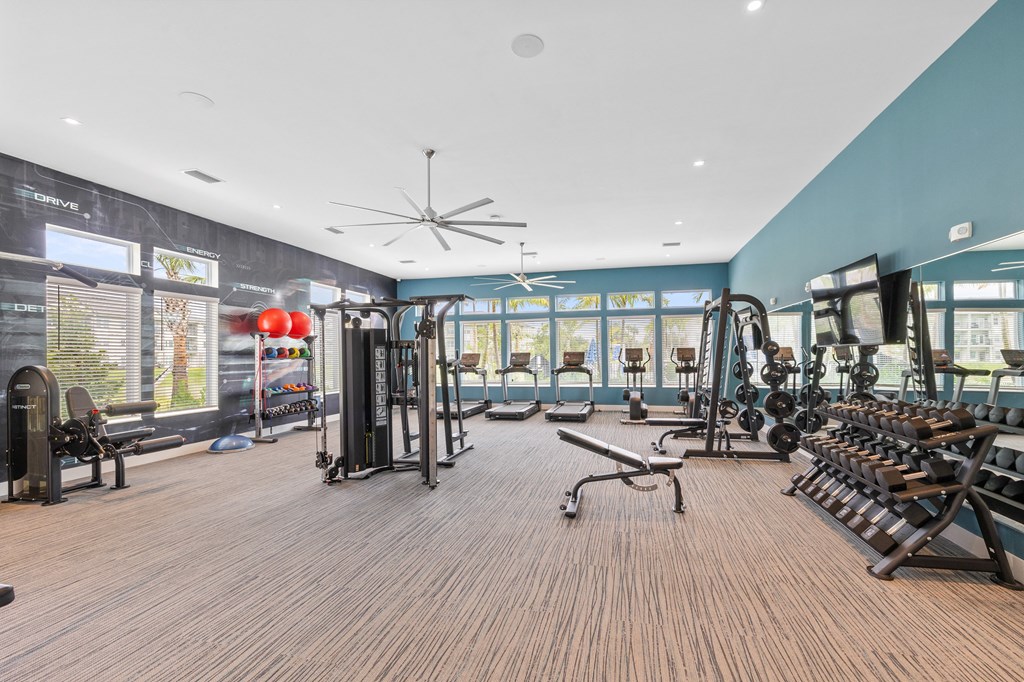 the gym at the landing at pullman apartments in pullman