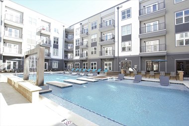 222 W Maple Street 2 Beds Apartment for Rent - Photo Gallery 1