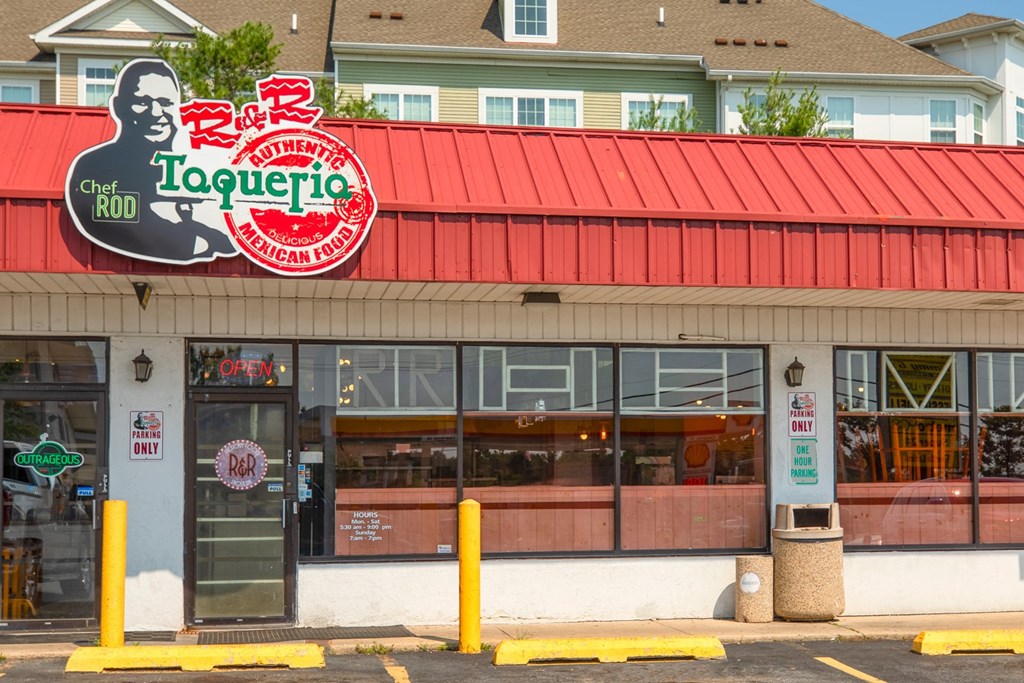 a restaurant with a red roof and a sign that reads toqueiro