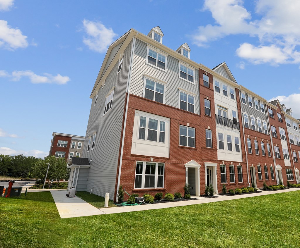 an apartment building on a sunny day with a blue sky