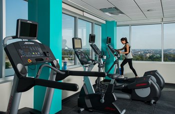 Fitness Center With Modern Equipment at Verde Pointe, Arlington, Virginia - Photo Gallery 16