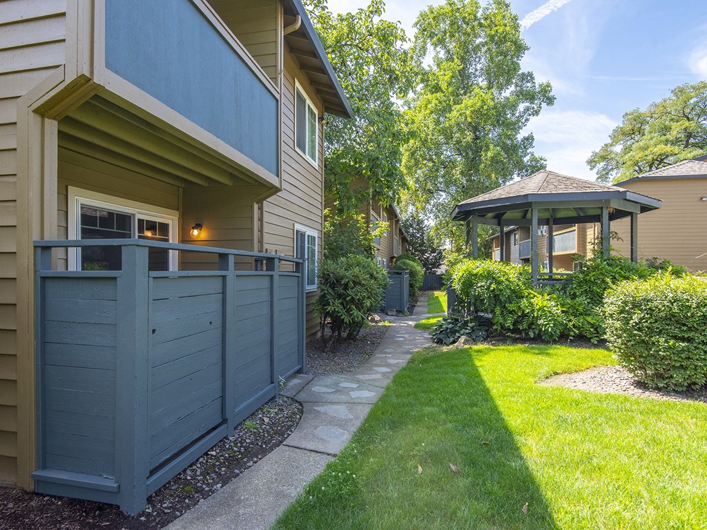 Crescent Ridge side yard