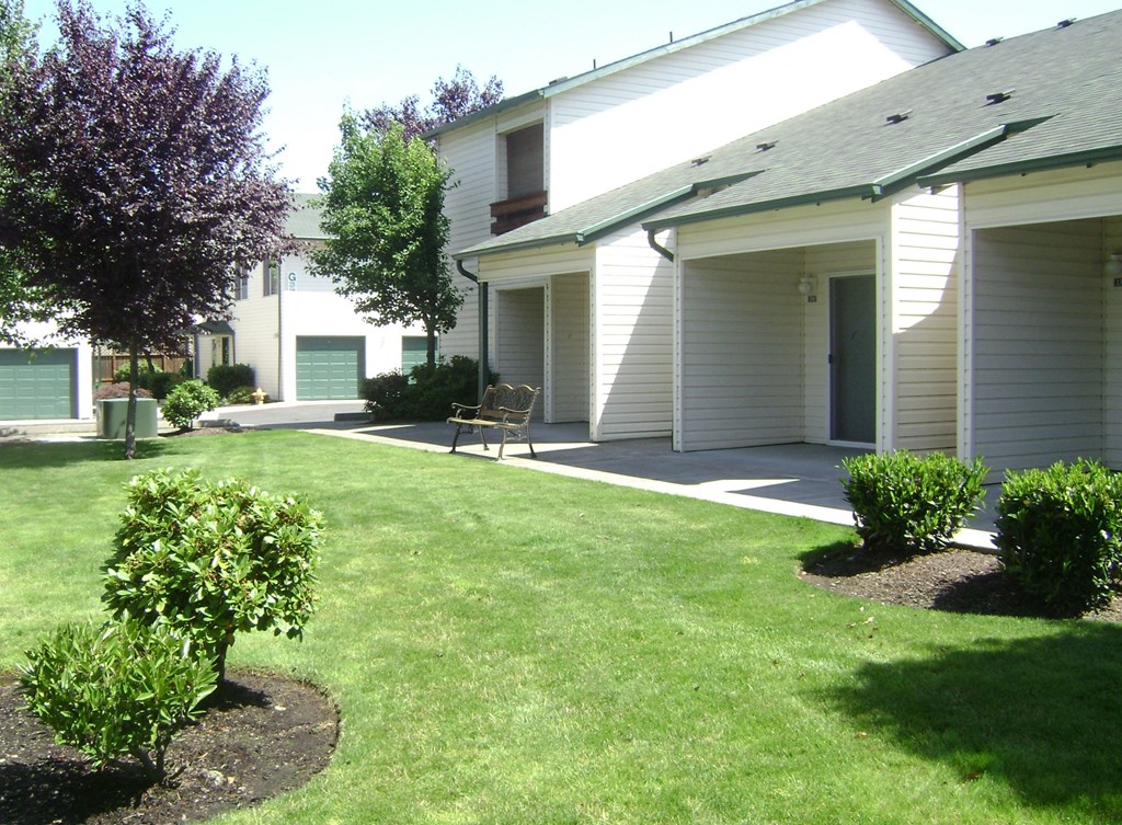 Emerald Pointe landscaping