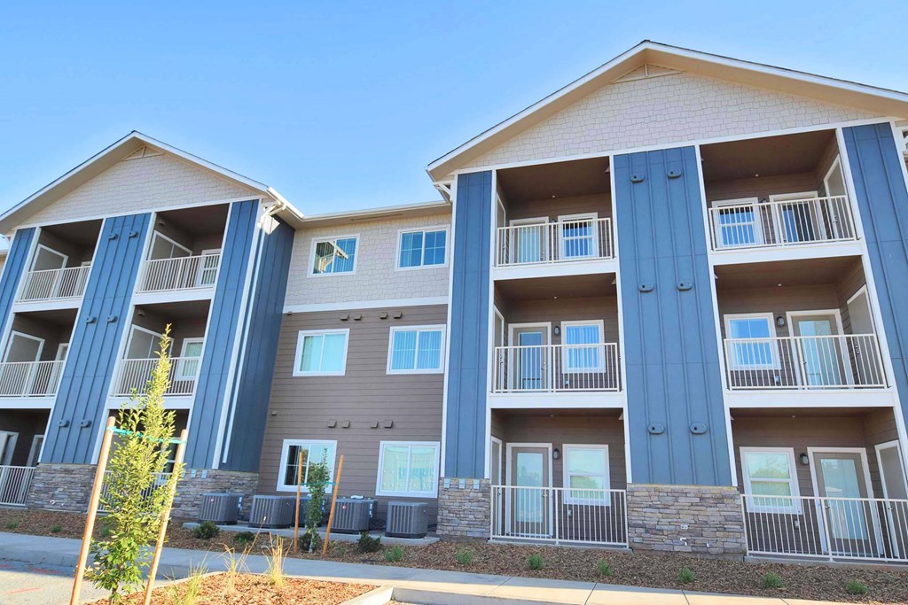 building photo champion townhomes on the green