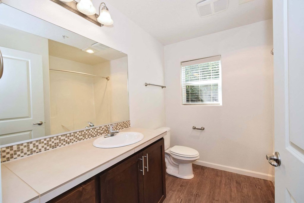 Atwater Apartments bathroom