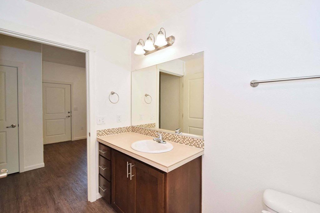 Atwater Apartments bathroom