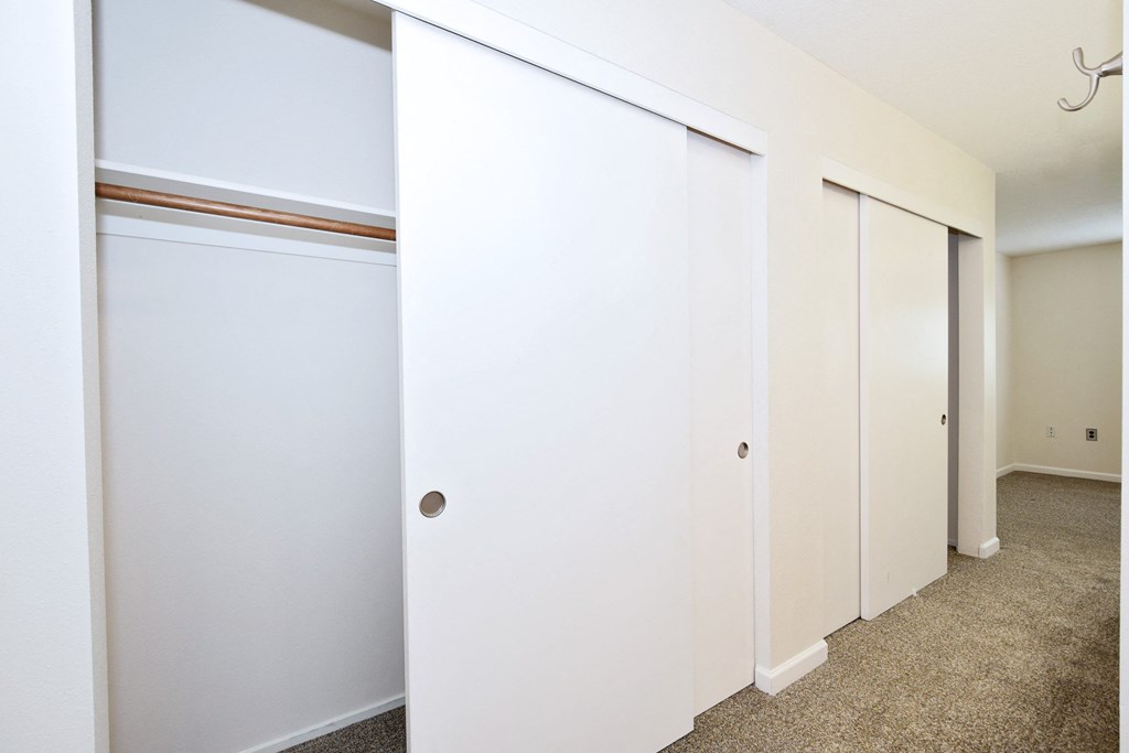 Twin Oaks Apartments closets