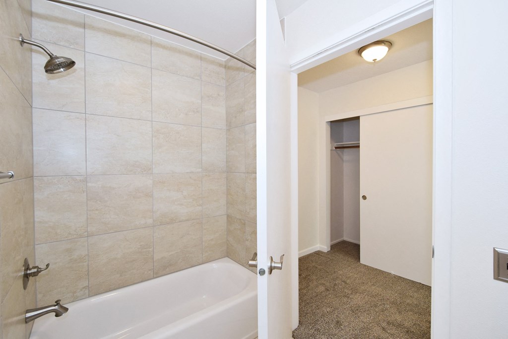 Twin Oaks Apartments bathroom