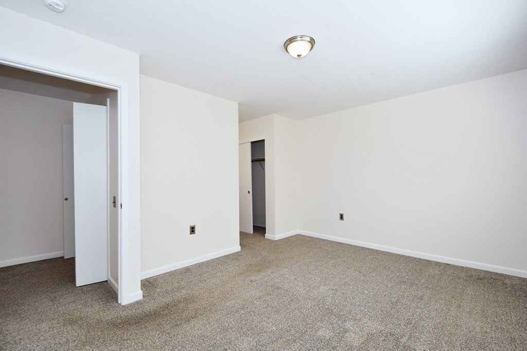 Twin Oaks Apartments closets