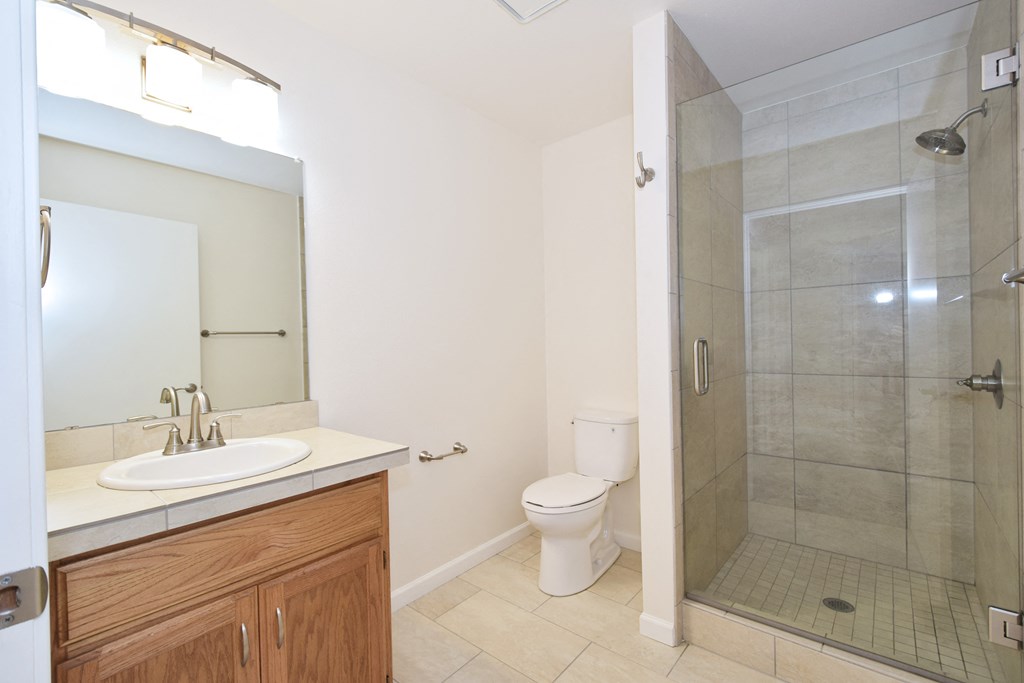 Twin Oaks Apartments bathroom