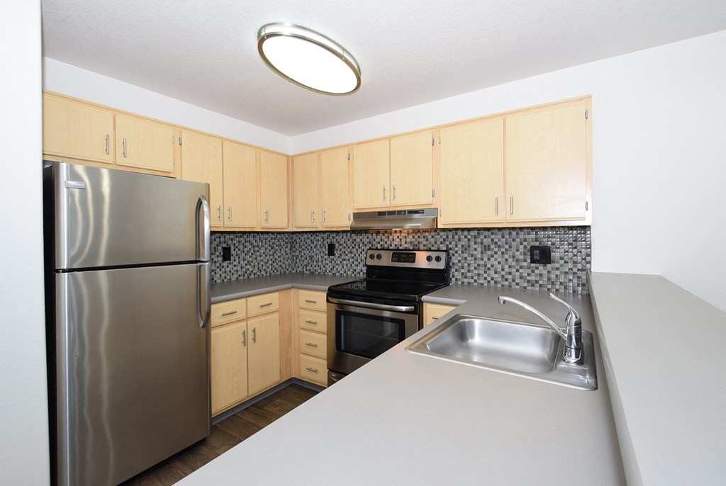 the preserve at ballantyne commons apartment kitchen with stainless steel appliances