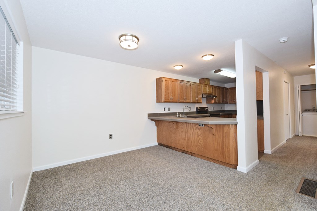 Twin Oaks Apartments dining