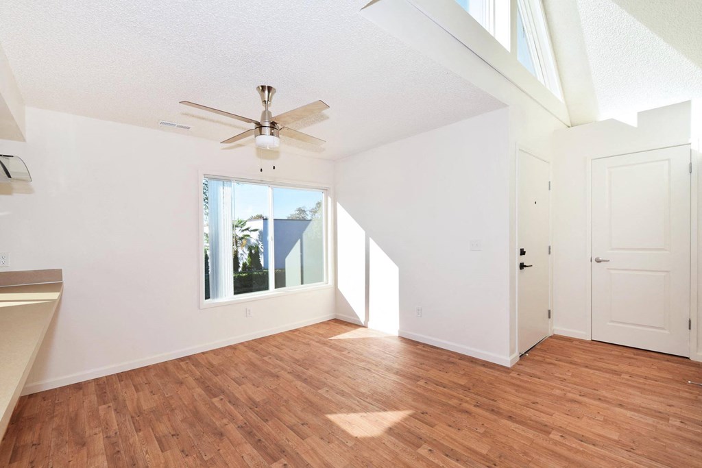 Timberwood: living room with ceiling fan