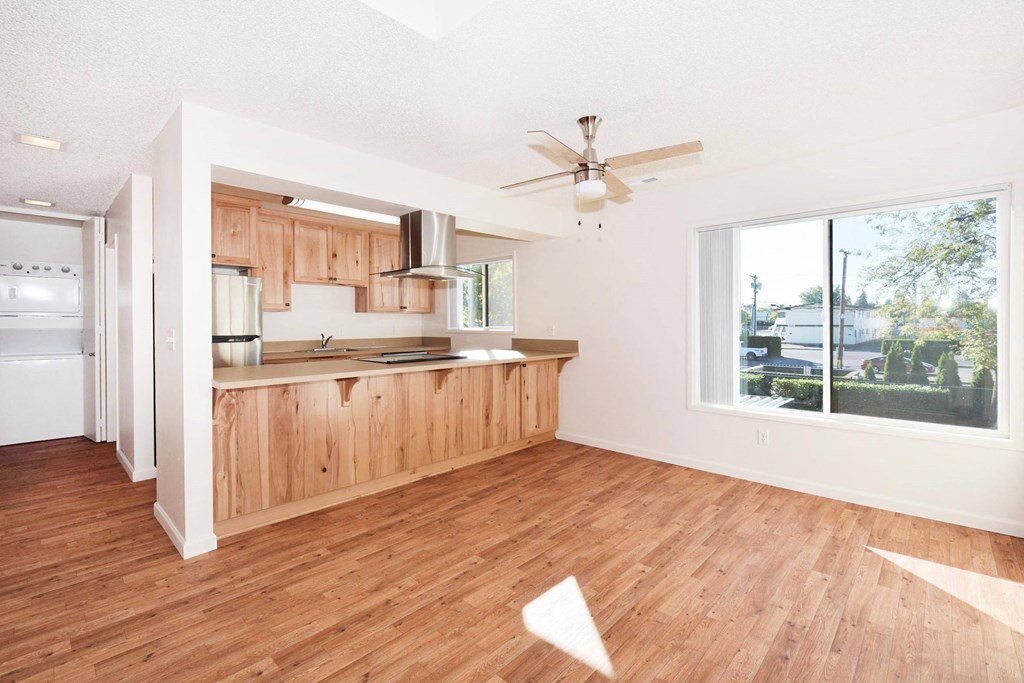 Timberwood: kitchen dining area