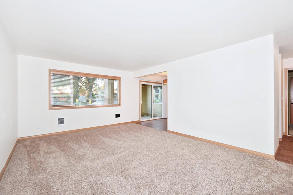 9500 Greenburg living room