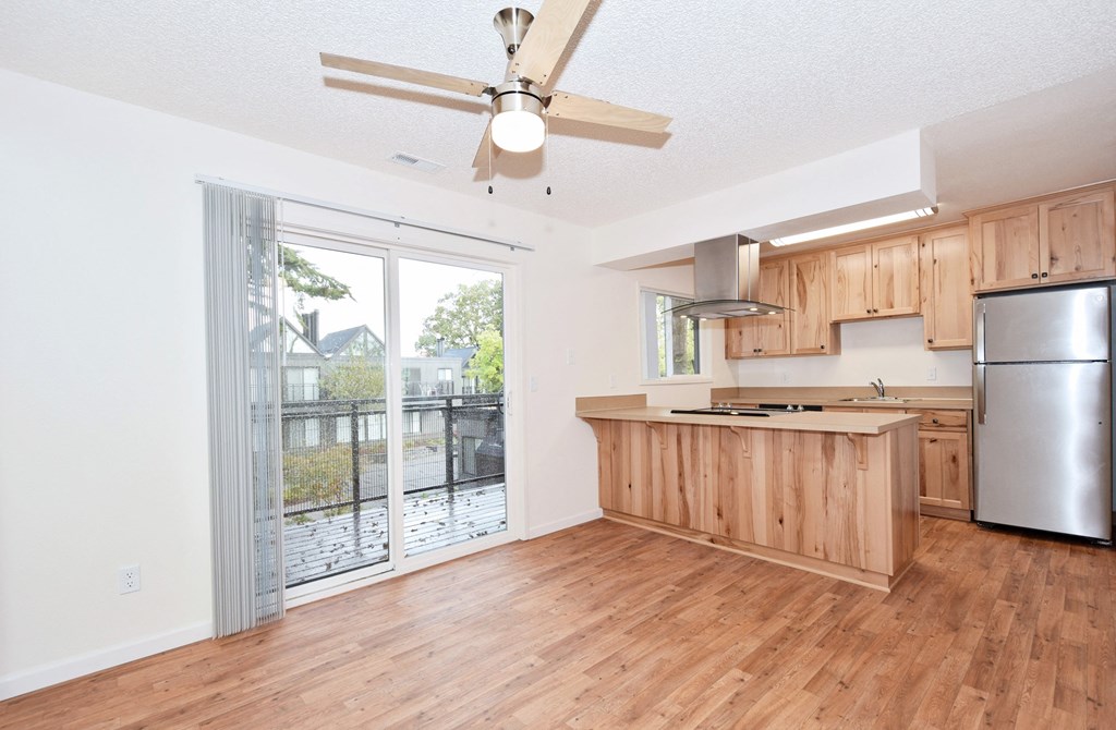 Timberwood dining kitchen