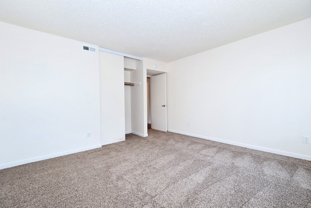Timberwood Beaverton:  a bedroom with a carpeted floor and white walls