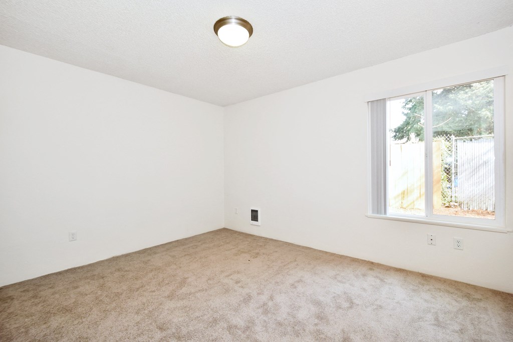 Menlo Manor: bedroom with white walls and carpet