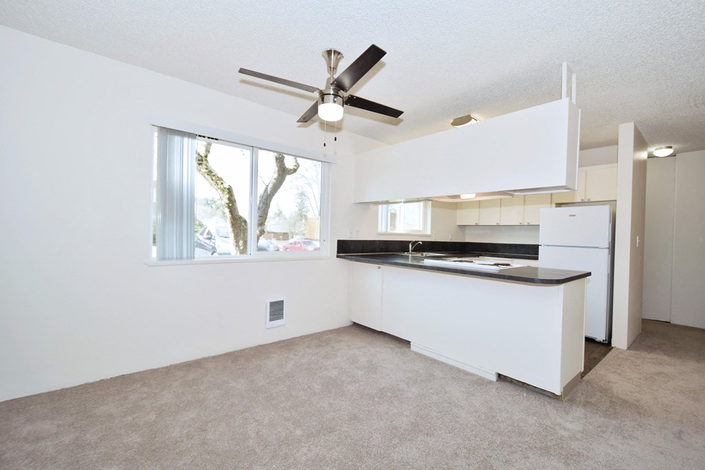Menlo Manor: living room and kitchen with a ceiling fan
