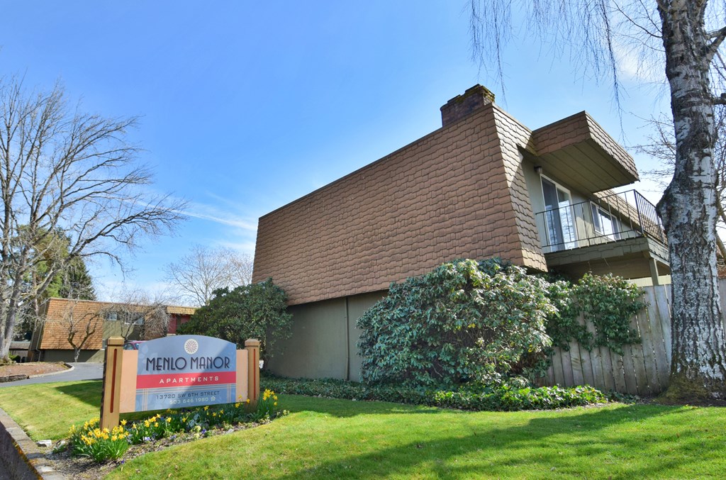 Menlo Manor: monument sign