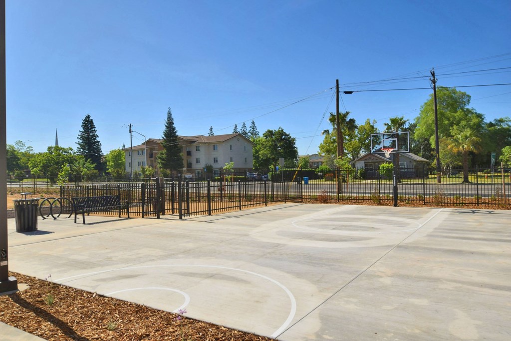 a basketball court at the whispering winds apartments in pearland, tx