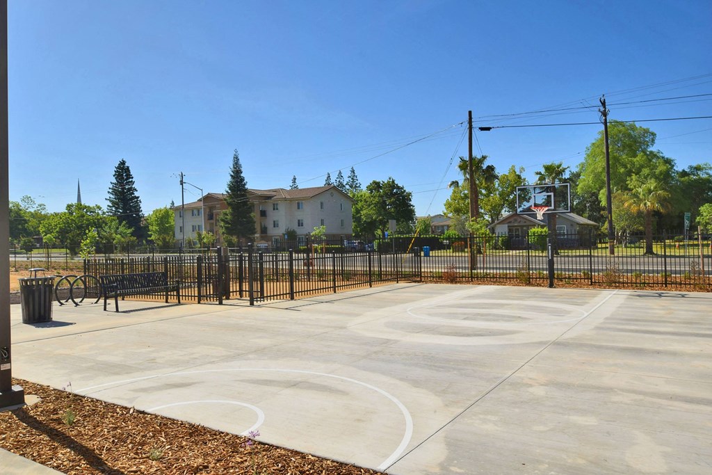 a basketball court at the whispering winds apartments in pearland, tx