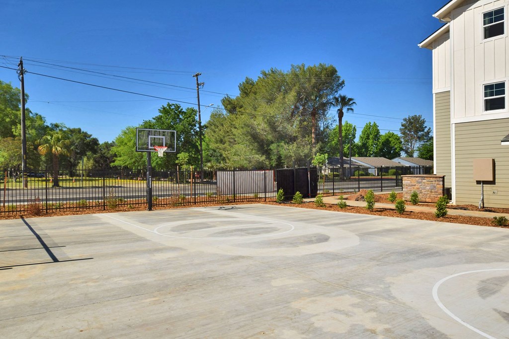 a basketball court at the whispering winds apartments in pearland, tx
