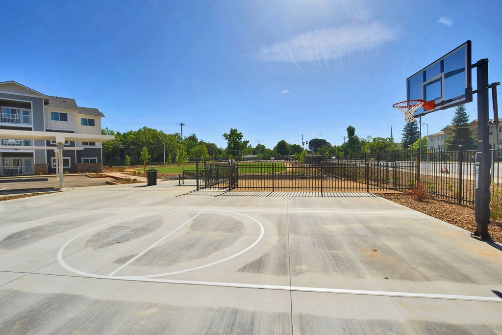a basketball court at the enclave at woodbridge apartments in sugar land, tx
