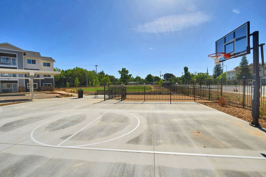 a basketball court at the enclave at woodbridge apartments in sugar land, tx