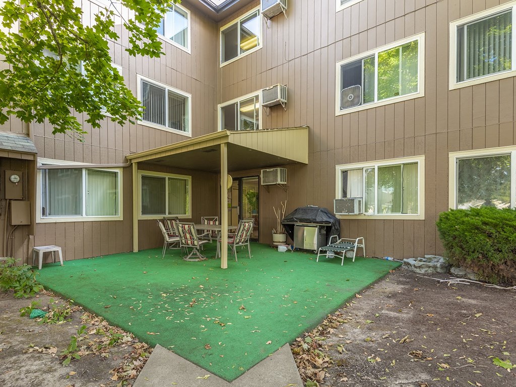 Glenwood Manor patio