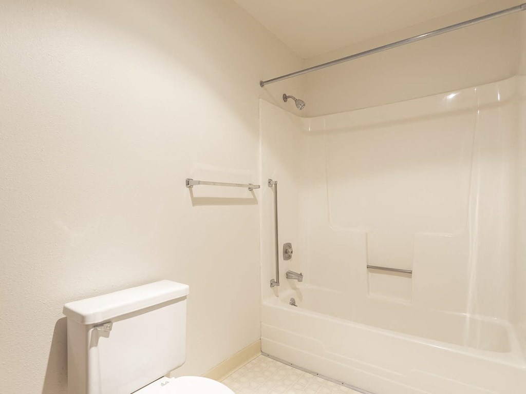 Glenwood Manor bathroom