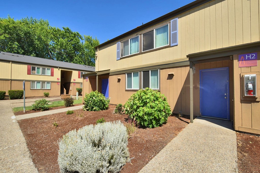 this is a photo of the entrance to the leasing office at harvard square apartments in d
