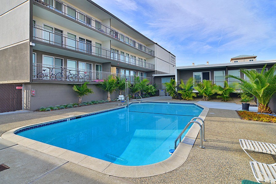 Dolores Lia, view of pool and building