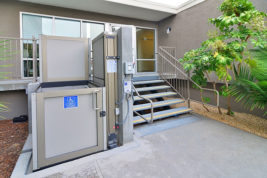 Dolores Lia, view or wheelchair lift, rear entrance
