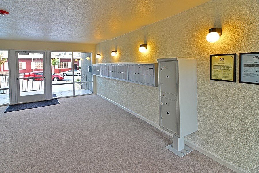 Dolores Lia, Front entrance mailboxes