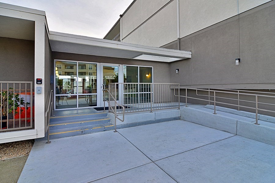 Dolores Lia, entrance to building