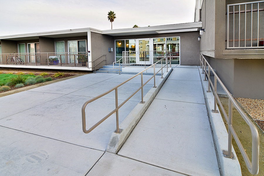 Dolores Lia, ramp to building