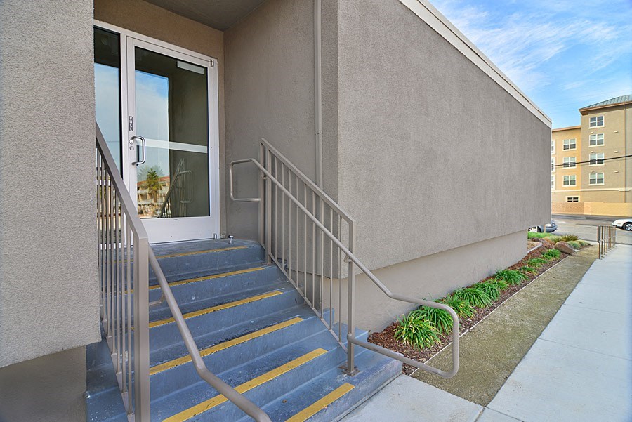 Dolores Lia, side entrance