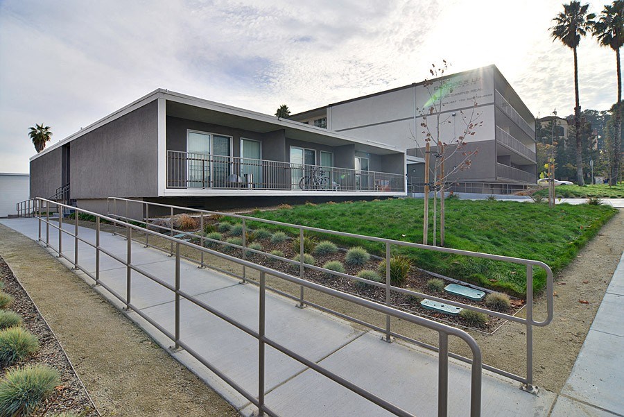 Dolores Lia, ramp to building