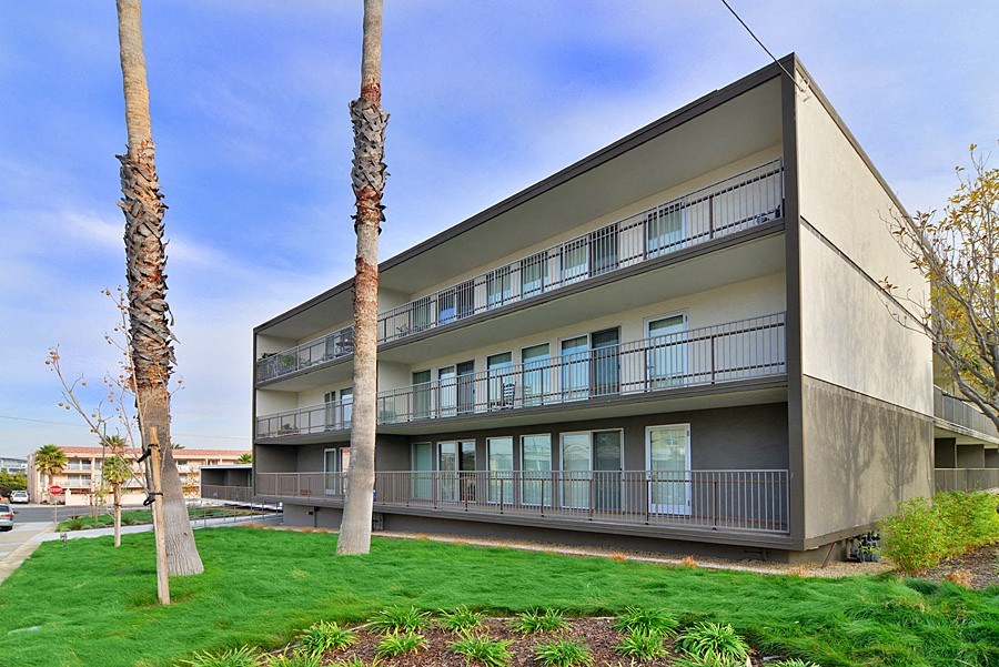 Dolores Lia, view of front corner of building