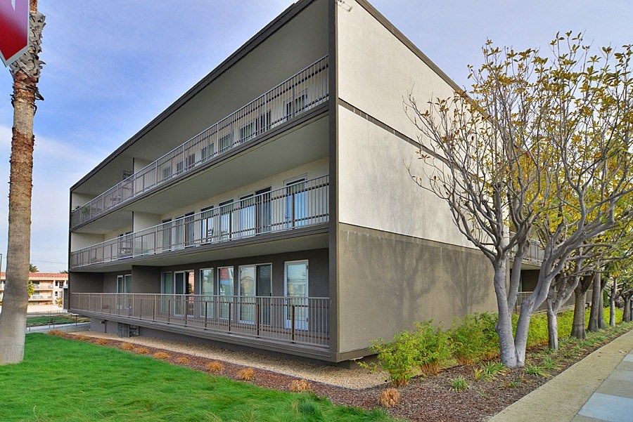 Dolores Lia, corner view of building